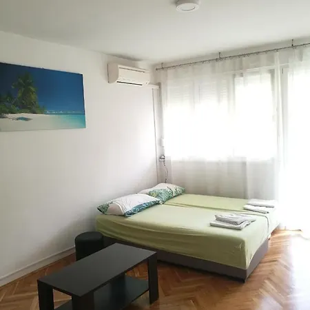 Pretty Big Double Bed With Balcony ホームステイ スプリト