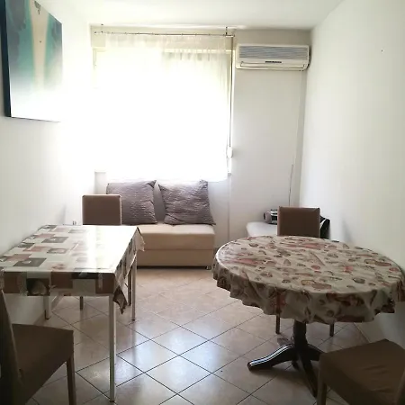 Pretty Big Double Bed With Balcony ホームステイ スプリト