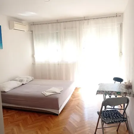 ホームステイ Pretty Big Double Bed With Balcony *