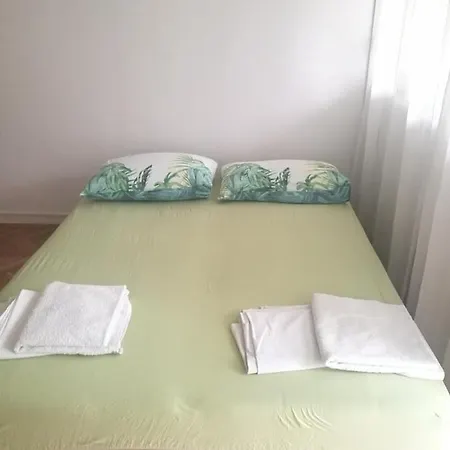 Quarto em Acomodações Particulares Pretty Big Double Bed With Balcony *